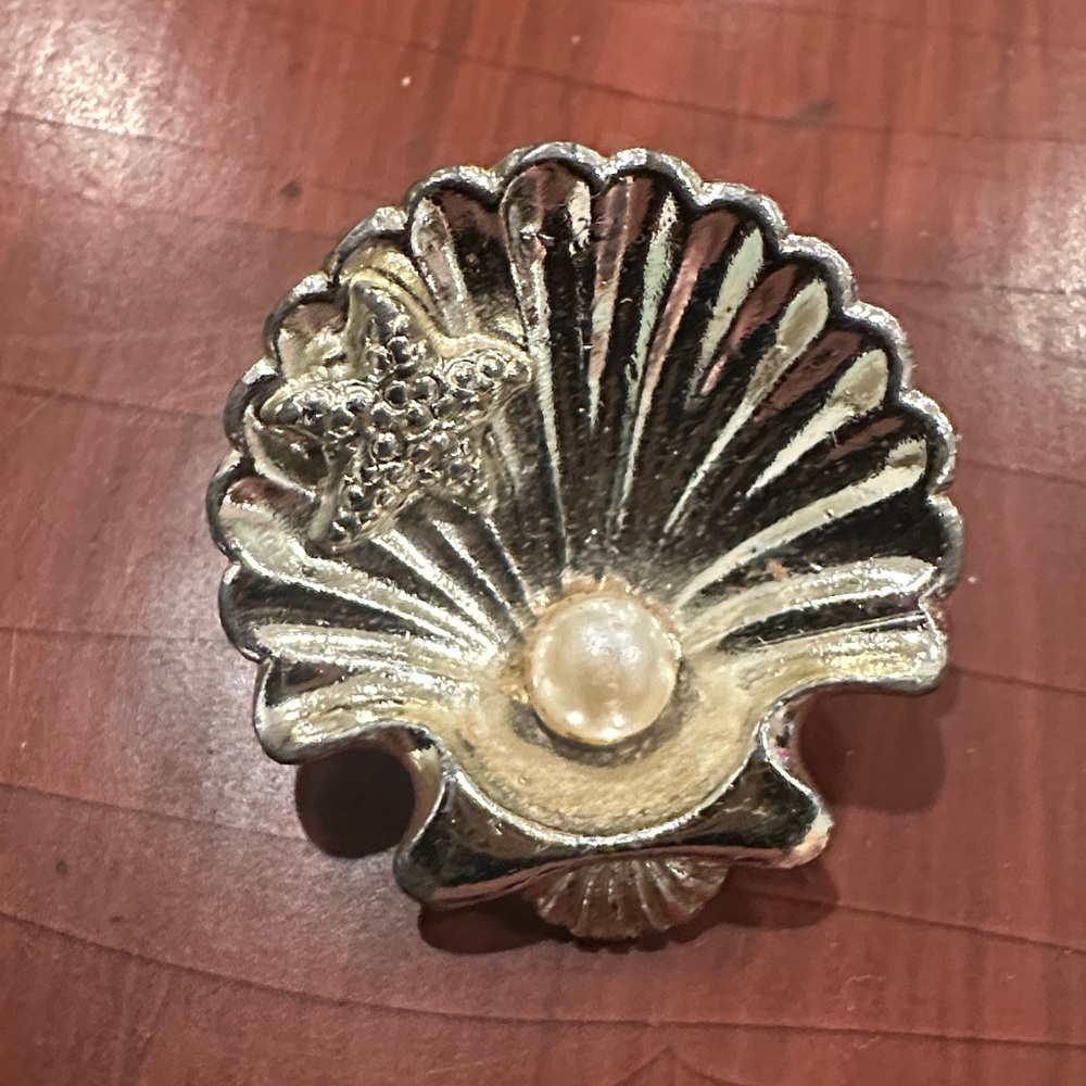Vintage pin. Seashell with starfish and simulated pearl detail.